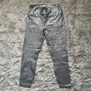 Fabletics Metallic High-Waisted Printed Powerhold Leggings 7/8 Size M